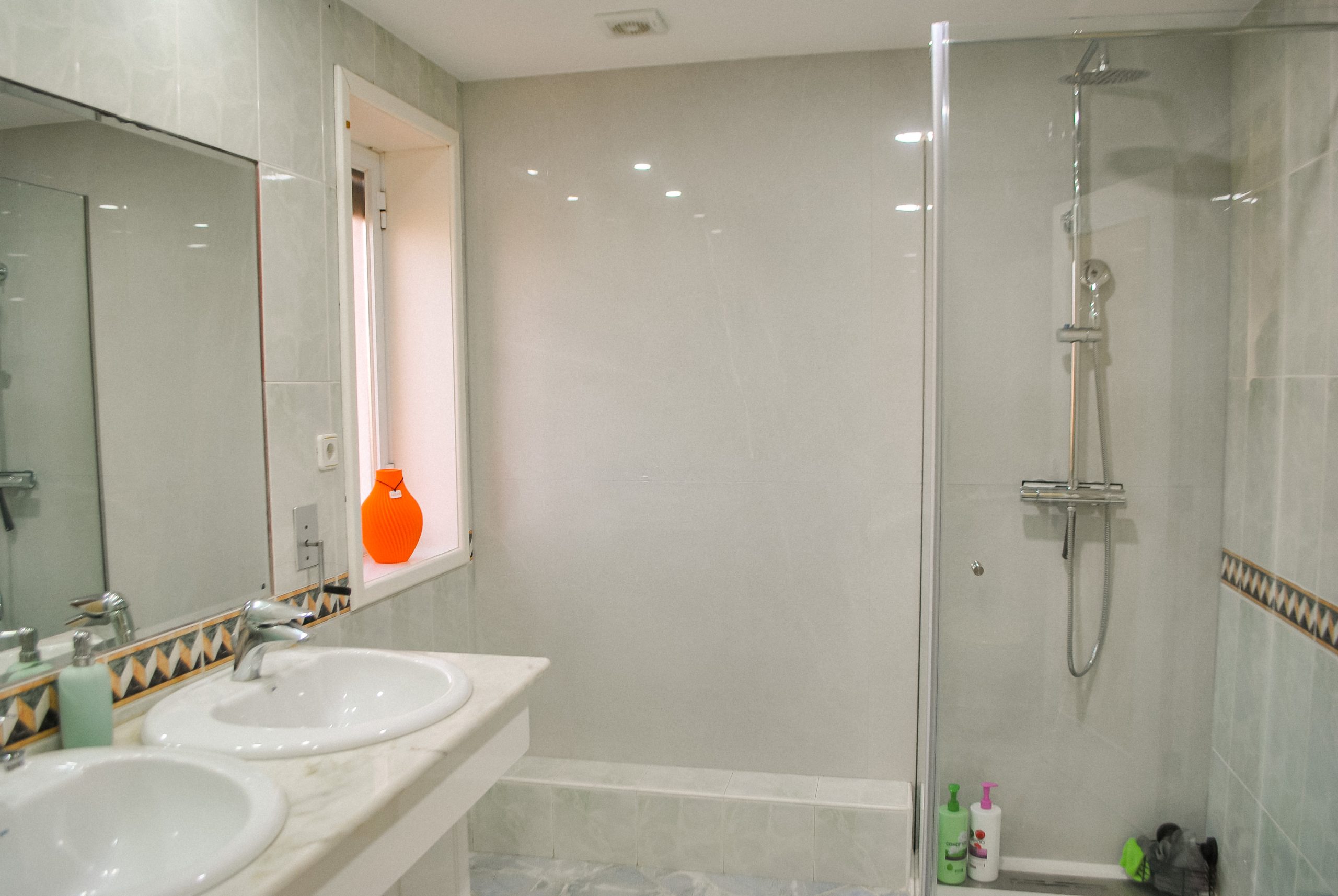 B82882F9-DFF6-4C03-9207-C7393B1A781B